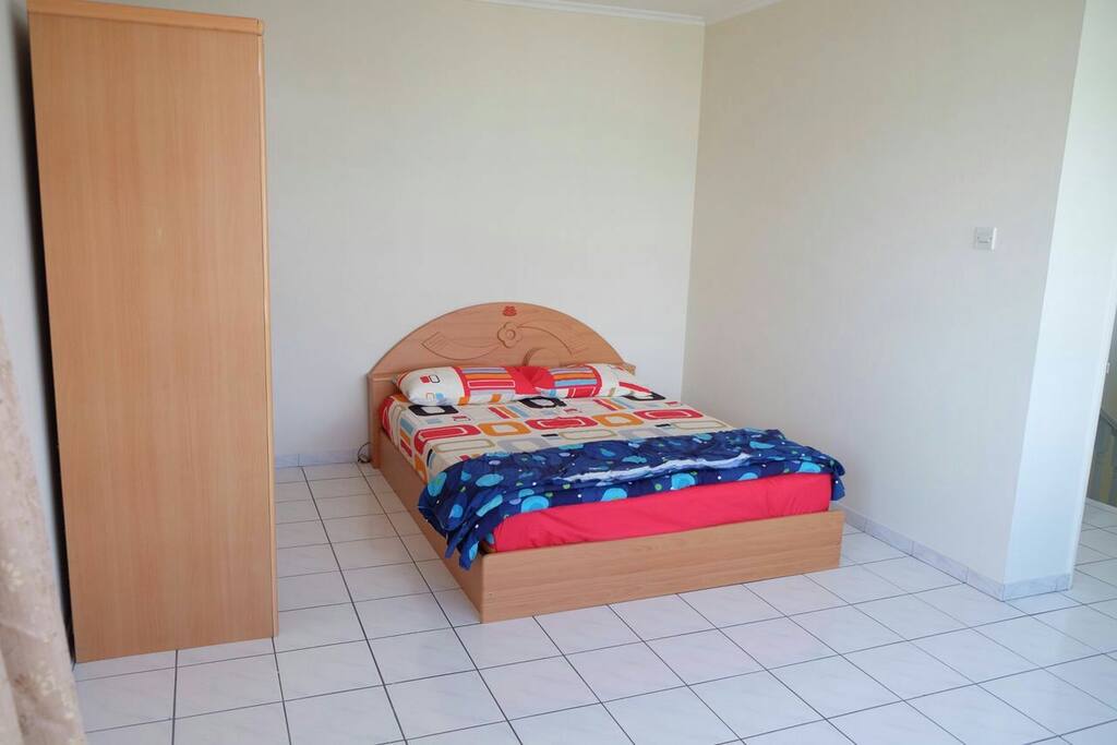 Room 2 - Queens size bed