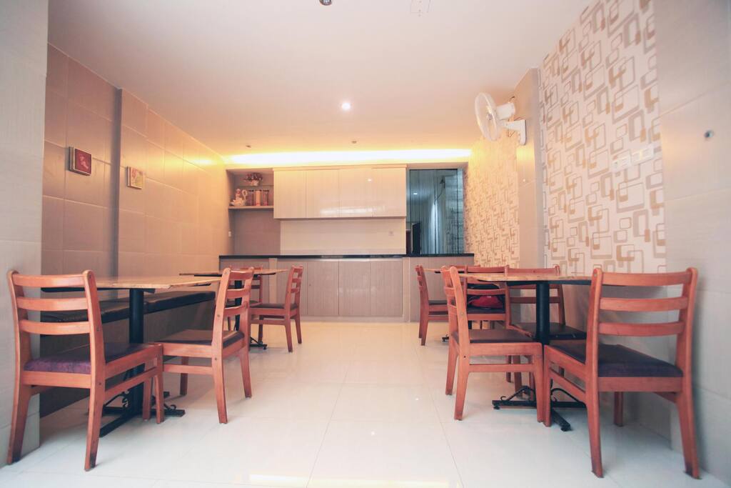 breakfast room