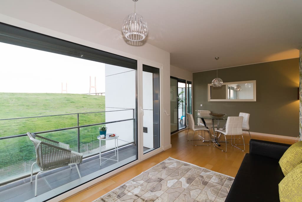 Living room with central heating and cable TV with 180 channels.