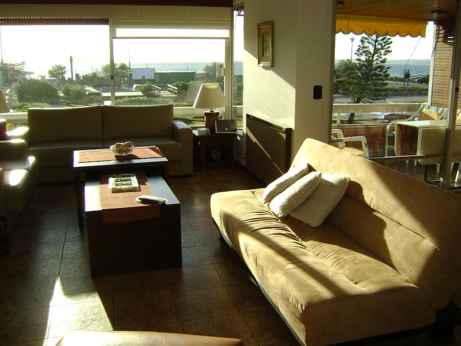 Otra toma del salon principal con la salida a la terraza abierta hacia el Mar