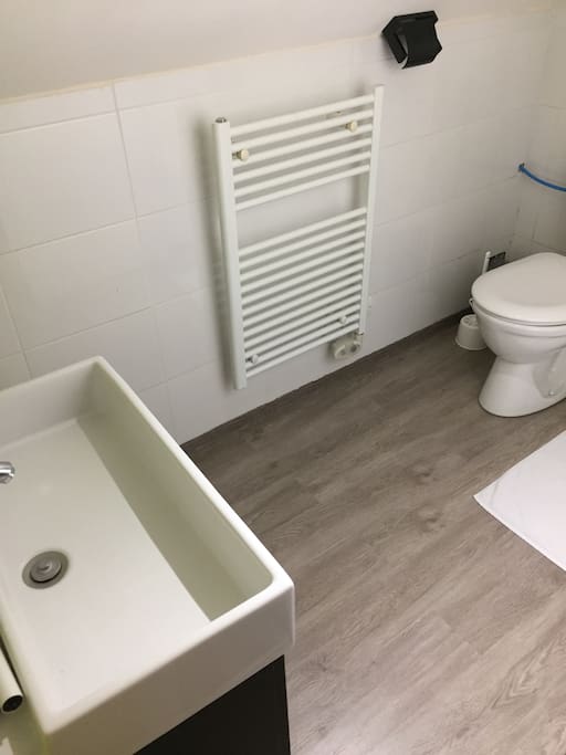 Salle de bain à l'étage avec douche et WC