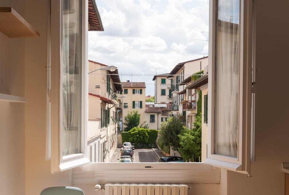 Questo è uno dei piacevoli affacci del mio appartamento: un posto tranquillo dove potersi gustare lo scorrere della giornata affacciati sulla via principale sbirciando il vicinato indaffarato nelle proprie faccende! Trovo sia piacevole anche preparare i pasti con le finestre aperte in tutta tranquillità soffermandosi ad ascoltare quelli che sono i rumori di sottofondo: la signora che incontra e saluta la vicina, il cagnolino che fa le feste, o bambini che tornano allegri da scuola...la quotidianità, insomma, quella cosa che per ritmi frenetici riusciamo ad apprezzare solo nei momenti di stacco!