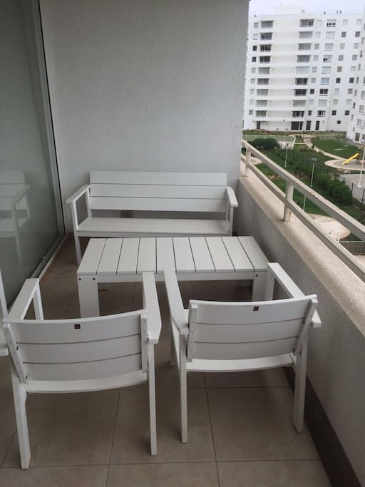 Terraza abierta, amplia y cómodamente habilitada.