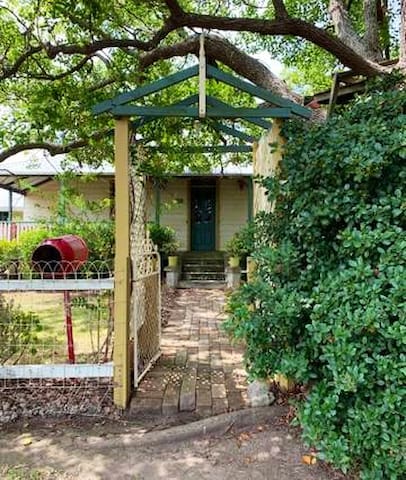 Camphor Laurel Cottage, 5 minutes to Morpeth