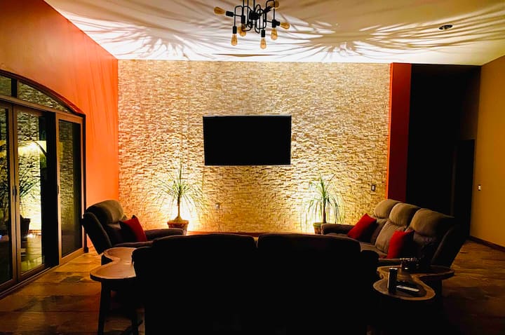 Თბილი, ვინტაჟური განათებით, მისაღებ ოთახში 75"-იანი გონიერი ეკრანი დაგხვდებათ, Netflix-ის სწრაფი Wi ‑ Fi ქსელით რომ გაატაროთ.

Ჩვენ გვაქვს კონდიციონერი ყველა ტერიტორიაზე, იატაკიდან ჭერამდე 3 მეტრის მანძილით.