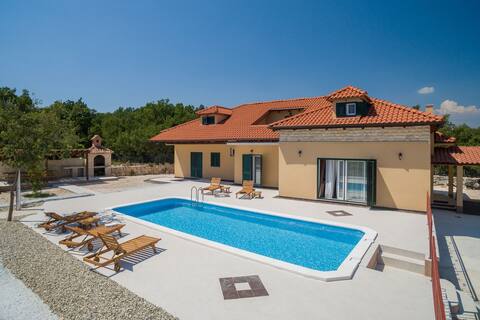 Villa Mia Heatedpool
Dugopolje - SPLIT