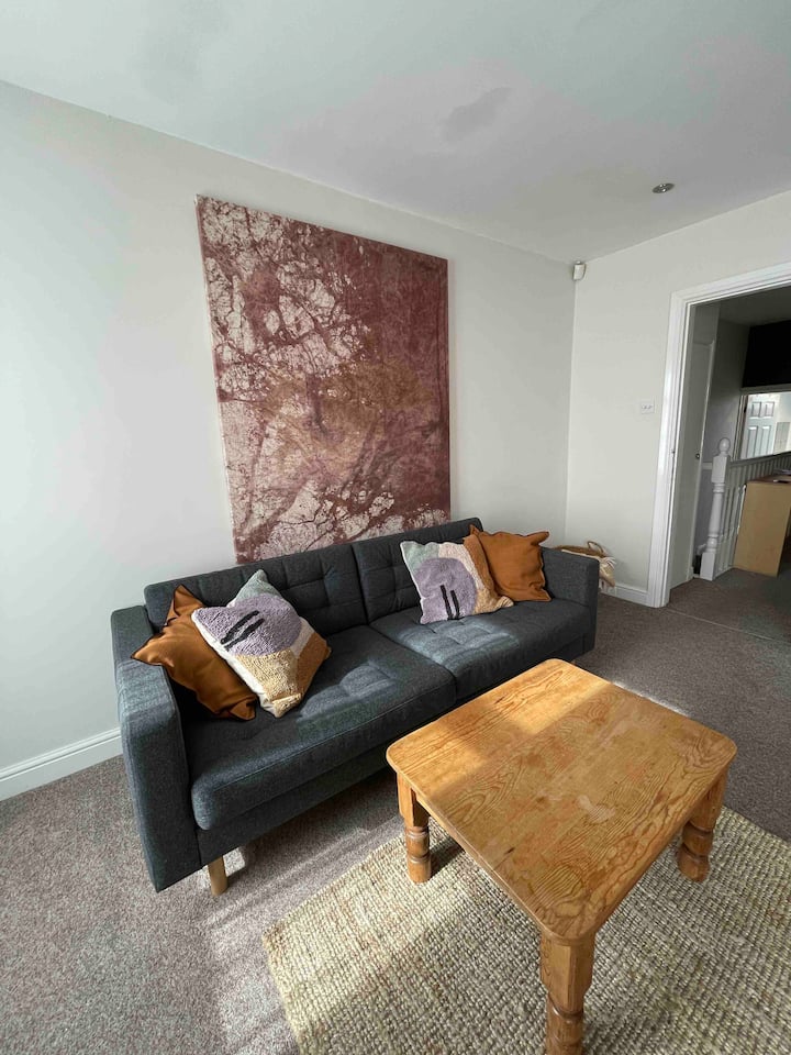 Lola Upstairs - 1 bed flat above wine + coffee bar