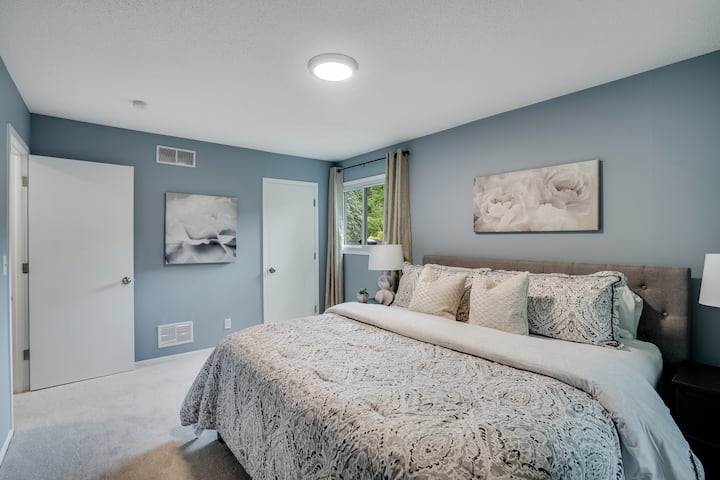 חדר שינה ראשי בגודל קינג סייז. חיבור לחדר רחצה צמוד. מקום ל -2