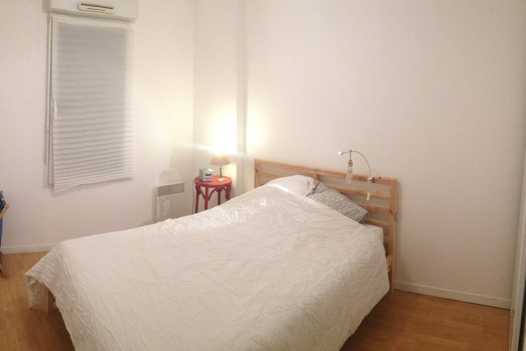 Chambre avec lit double