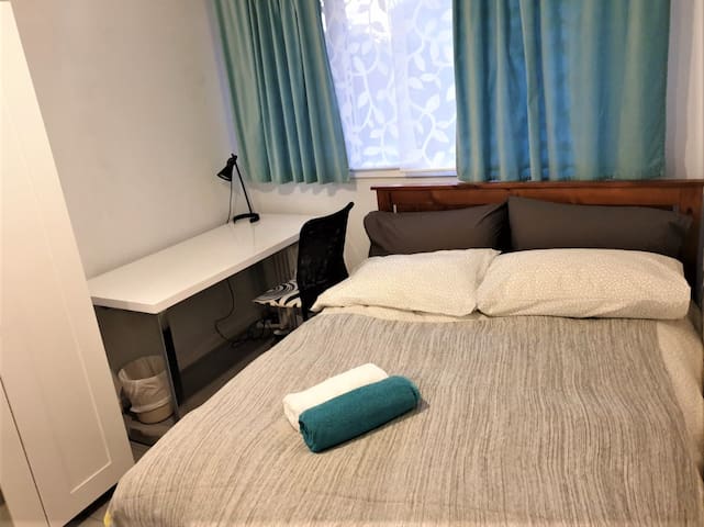 Private room in a nice house close to city & ANU