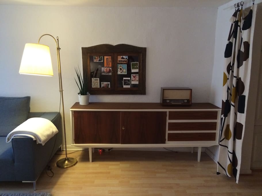 Süßer Wandschrank. Rechts gehts zur Küche.