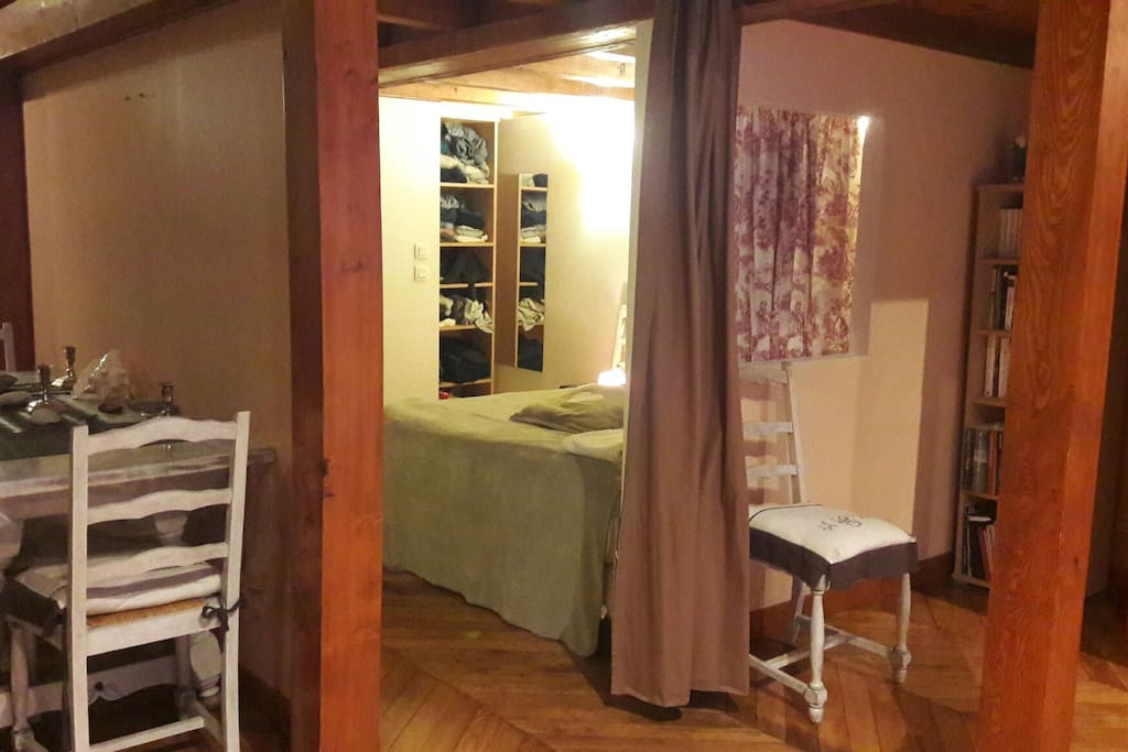 Chambre sous mezzanine avec lit Queen Size