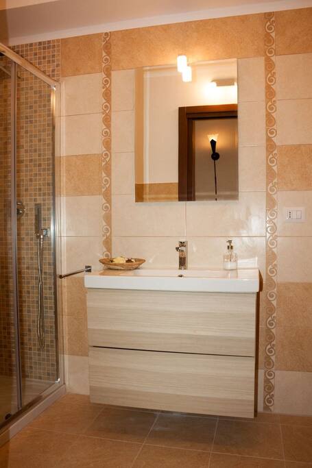 elegante bagno con cabina doccia
