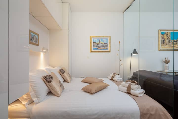 Удобен брачен кревет (широк 150-179 см), брачен кревет ( 200 x 160 см). Свежа постелнина и перници