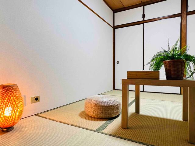 新宿车站步行800米，歌舞伎町繁华地段200米，地铁站300米，三室一厅日式榻榻米房间 gallery image 5