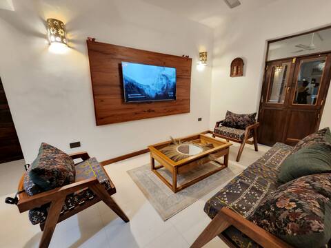 Cosy stone town, 2 BR apartment with parking.