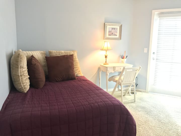 Dormitorio loft - cama matrimonial y balcón superior