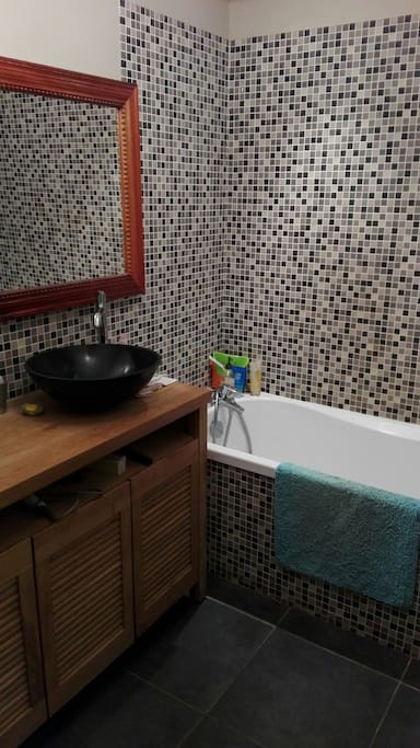 salle de bain ambiance zen, gel douche/galets de bain/serviettes de toilette fournie. ✌