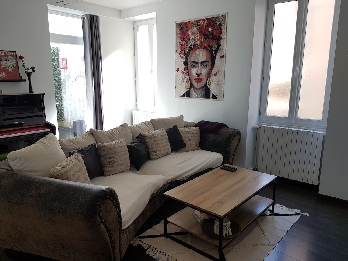 Top Airbnb: Townhouse with a patio à Paray Le Monial