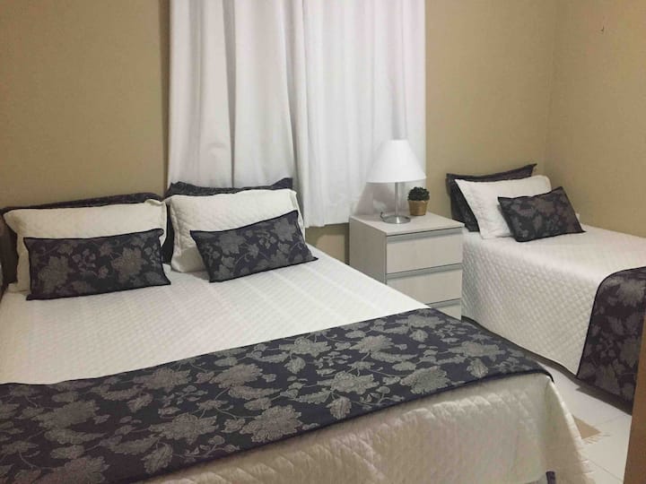 Dormitorio 2 (cama tamaño queen, cama individual, armario, TV inteligente y aire acondicionado).