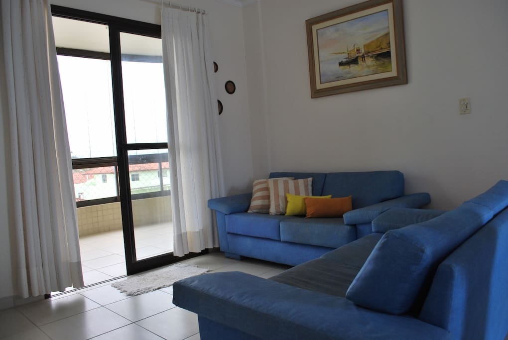 Sala com sofá para quatro lugares
