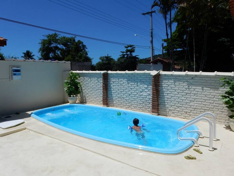 Piscina protegida com tela de nylon ultra resistente.