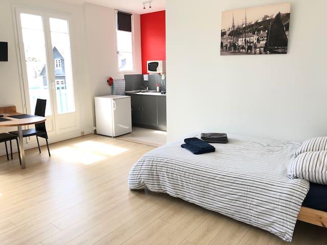 Studio "Lervily" (city center and harbor view)