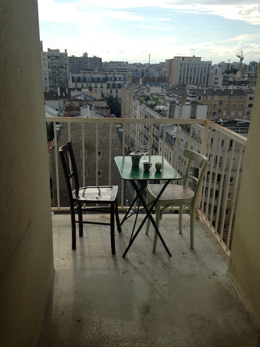 balcon terrasse où l'on peut prendre son petit déjeuner