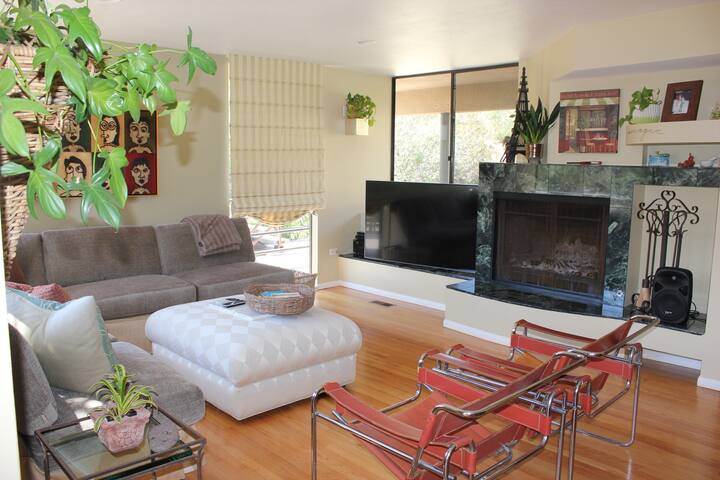 Light, peaceful, bright, quiet, modern dwelling. gallery image 4