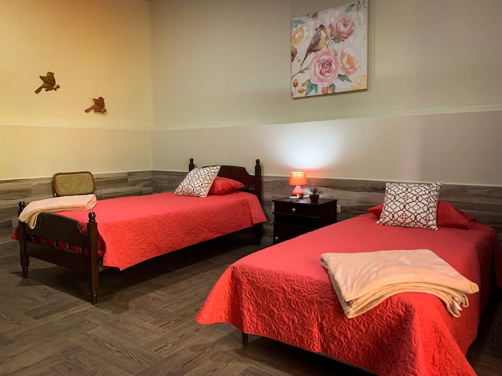 Cuarto 2, cuenta con 2 camas individuales, una cuna y baño completo. 
Casa privada Jardín de Sarita•7 min IRTRA, San Felipe, Reu.