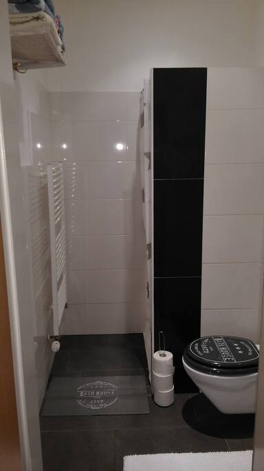 Badezimmer mit Dusche