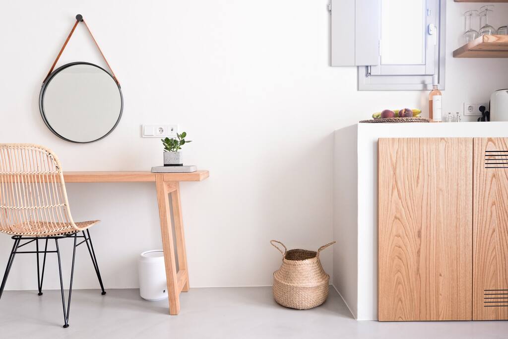 Pénde Suite 1 desk and kitchenette detail