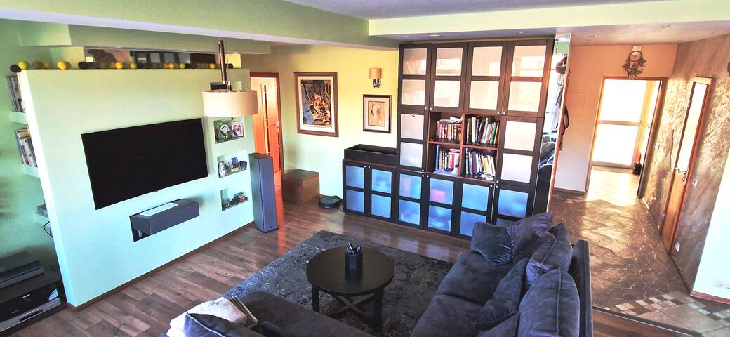 Spacious design flat&parking in quiet center gallery image 3