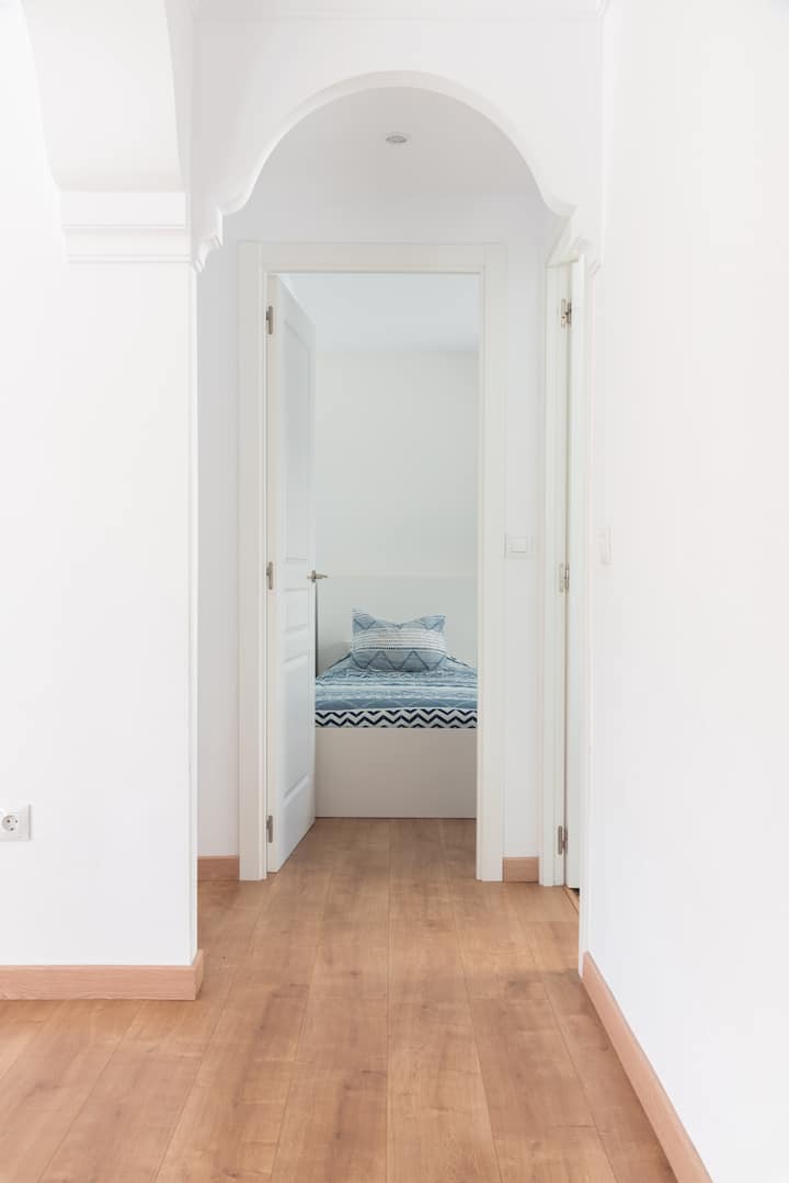 Основен коридор през апартамента. Всички дървени подови настилки навсякъде.