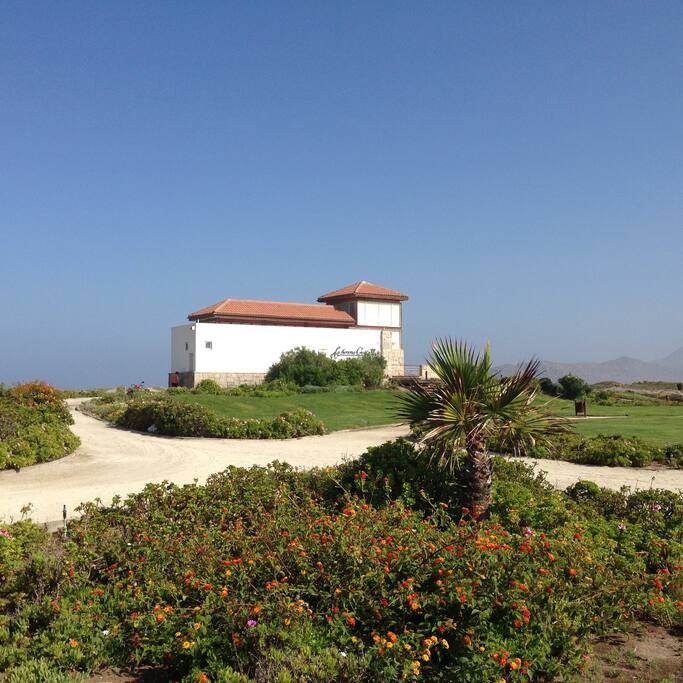 Hermosos jardines y Club House del club Serena Golf