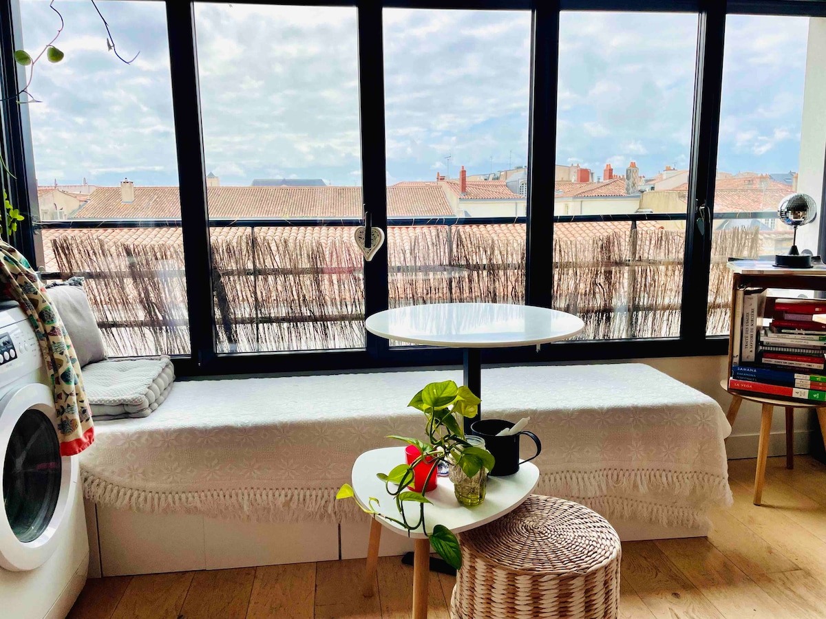 Successful Airbnb property: Charming studio - Hypercentre Market district in La Rochelle