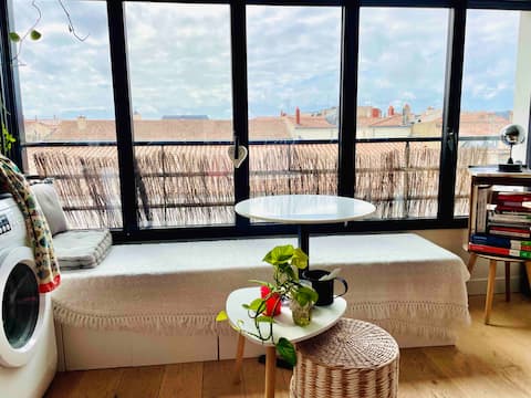 Successful Airbnb property: Charming studio - Hypercentre Market district in La Rochelle