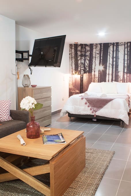 Decoración moderna y elegante, donde podrás estar cómodamente en esta bella y calmada ciudad,
lugar perfecto para salir a comer, rumbear y conocer todas las cosas hermosas que tiene nuestro
gran departamento antioquia.
Una zona familiar, donde te sentirás tranquilo y comodo, y si deseas salir de rumba en las noches
puedes hacerlo aca mismo o podrías ir a la zona rosa de Medellín a tan solo 9 km