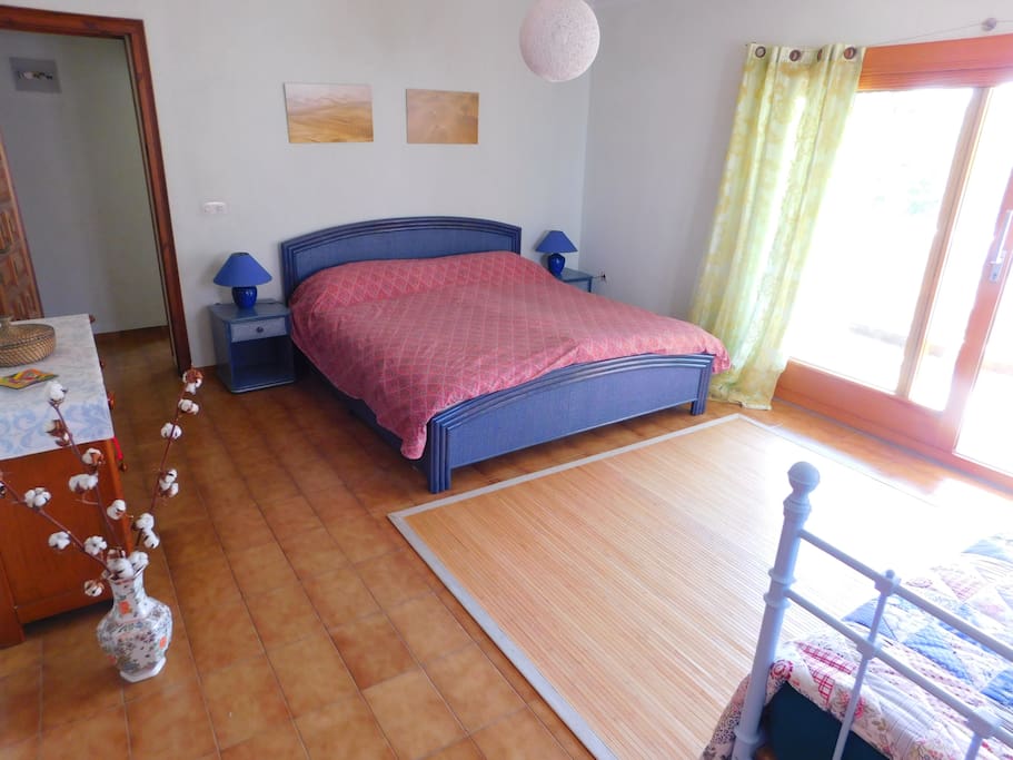 Dormitorio con cama matrimonio + cama individual
