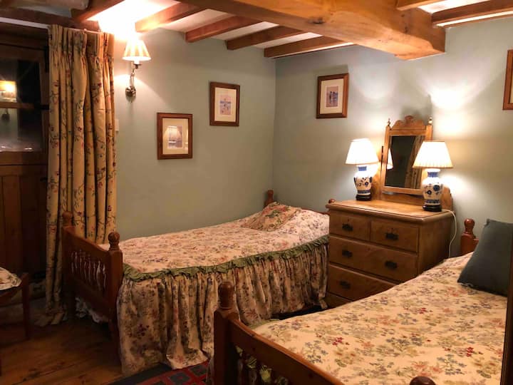 El dormitorio con dos camas individuales.