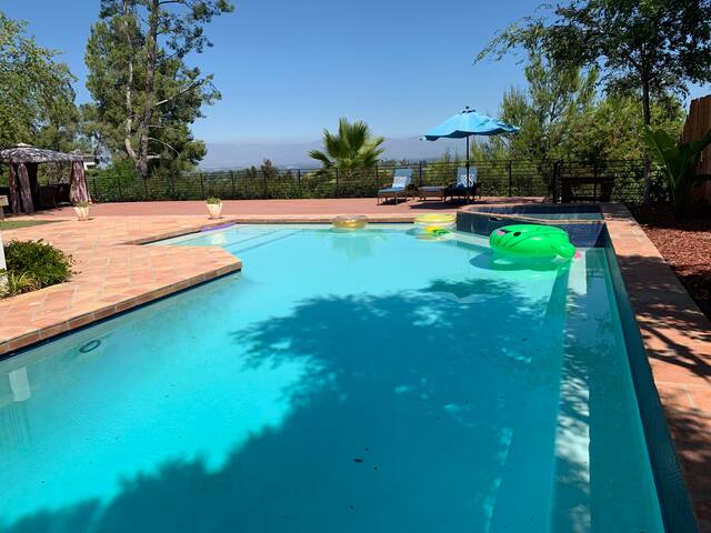 Los Angeles CA ,Entire house,amazing view,big pool gallery image 3