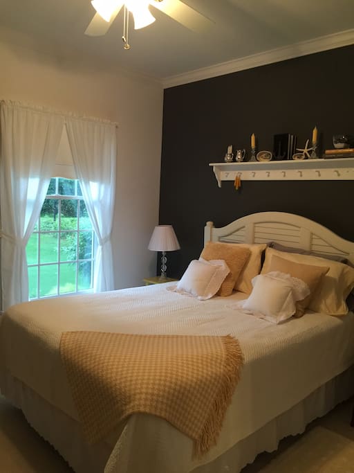 Queen bed room