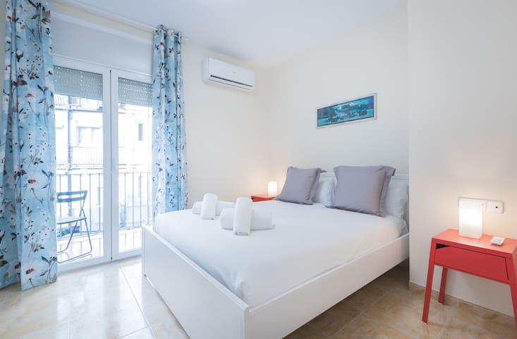 Be Barcelona – Plaza Catalunya Nice and Comfy 2.3 (MP4)