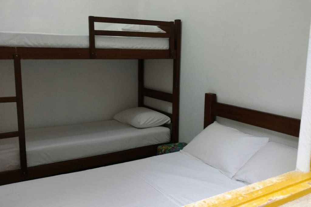 Quarto com cama de casal e beliche