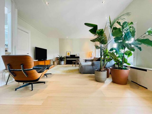 Large penthouse with roof terrace near Vondelpark gallery image 5