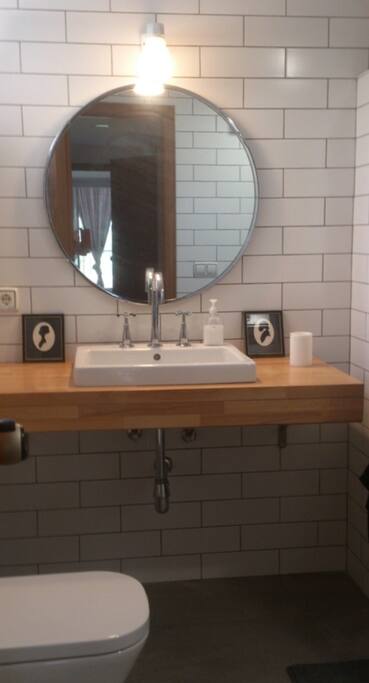 Baño espacioso y luminoso