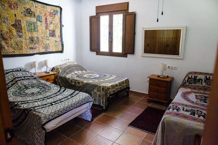 Dhomë gjumi e trefishtë (mund të bëhet në një krevat super-mbret plus tek)