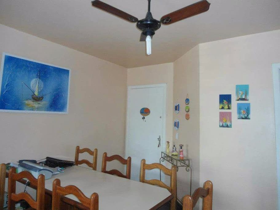 Sala de jantar com mesa para 8 lugares