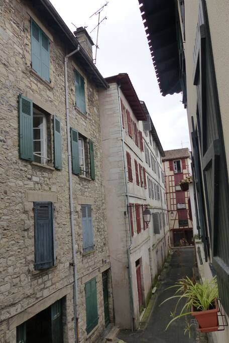 Rue pietonne au cœur du petit Bayonne. Proche de toute commodités, a pied!
