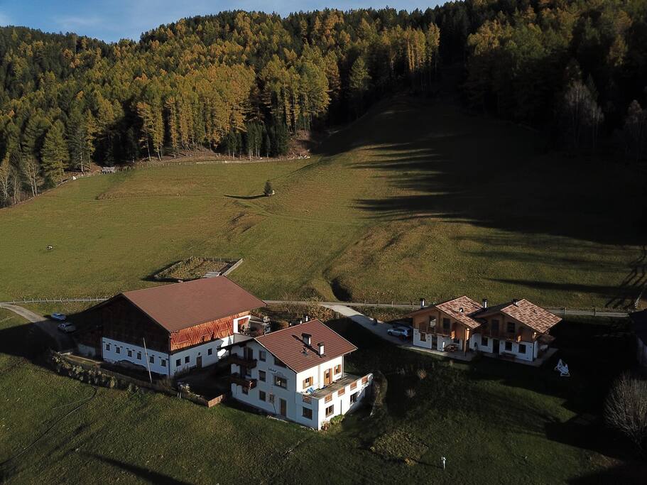Der Hütterhof im Herbst
